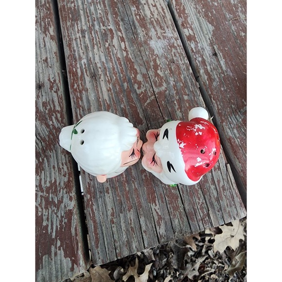Vintage Japan Ceramic Mr. And Mrs. Claus Kissing Salt And Pepper Shakers 2 Pc - Picture 2 of 9